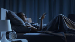 Una persona ve la televisi�n por la noche.