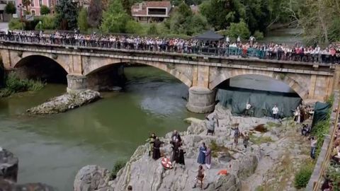 Proclamacin del Rey Pelayo, la recreacin rodeada de gente en Cangas de Ons