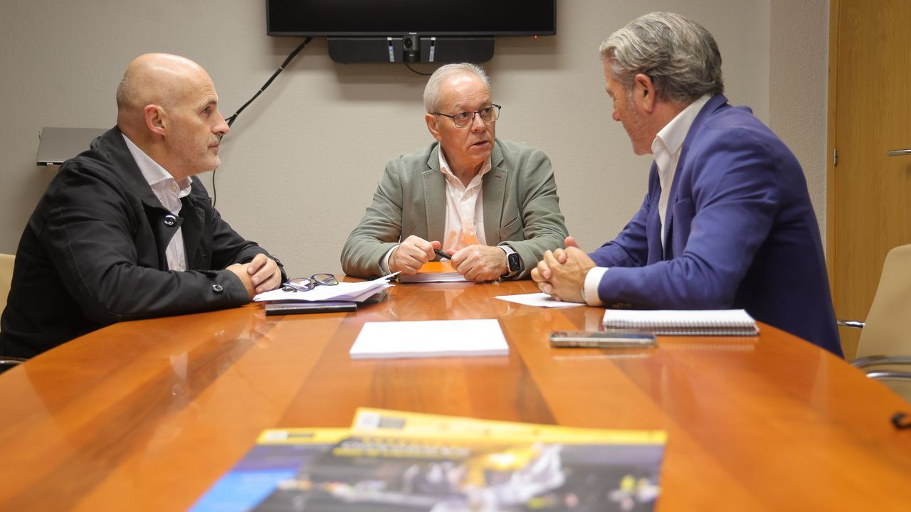 Dos trabajadores heridos al implosionar un silo de aceite de palma en el puerto de Vigo que dejó un vertido.Una marea de los 26.000 kilos de pélets de plástico que perdió el mercante Toconao salpicó a finales del 2023 y principios del 2024 playas gallegas, como esta de Fisterra, y de Asturias, Cantabria y País Vasco 