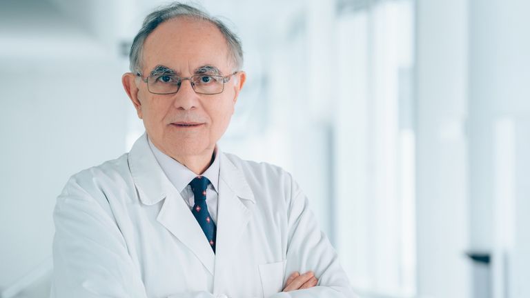 Antonio Campos, catedrático de Histología: «Antes mirábamos los tejidos del cuerpo, ahora nos dedicamos a crearlos»