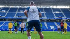 Santi Cazorla, de espaldas, en el �ltimo entrenamiento de la temporada en el Real Oviedo