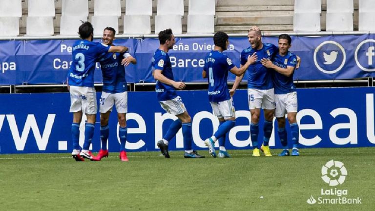 Los futbolistas del Real Oviedo celebran el gol de Ortuño