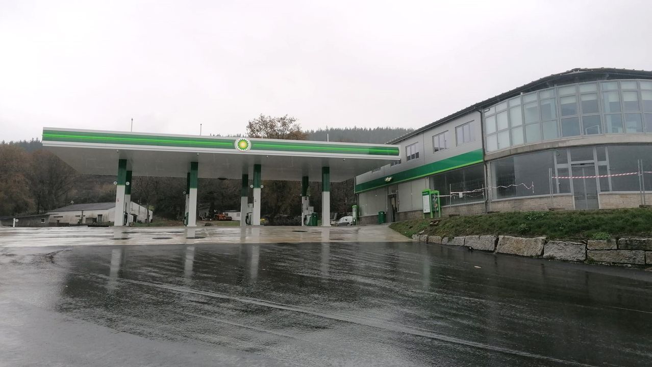 Est situada en Betote, en la rotonda que comunica con el corredor de Monforte a Nadela