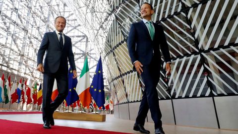 Tusk con el primer ministro irlands, Teo Varadkar, en la sede del Consejo Europeo