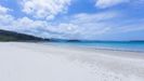 La playa de A Ermida, en Corme, presentaba ayer a mediodía un aspecto solitario y casi idílico, por los colores del agua. Este arenal, al igual que otros nueve de la zona, tiene bandera azul.