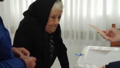 Mara Bouzas Senn, de 103 aos, acude a votar