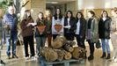 Alumnas del IES Luís Seoane de Pontevedra entregaron este jueves ramas y plantas del carballo de Santa Margarita a la Escola de Forestais