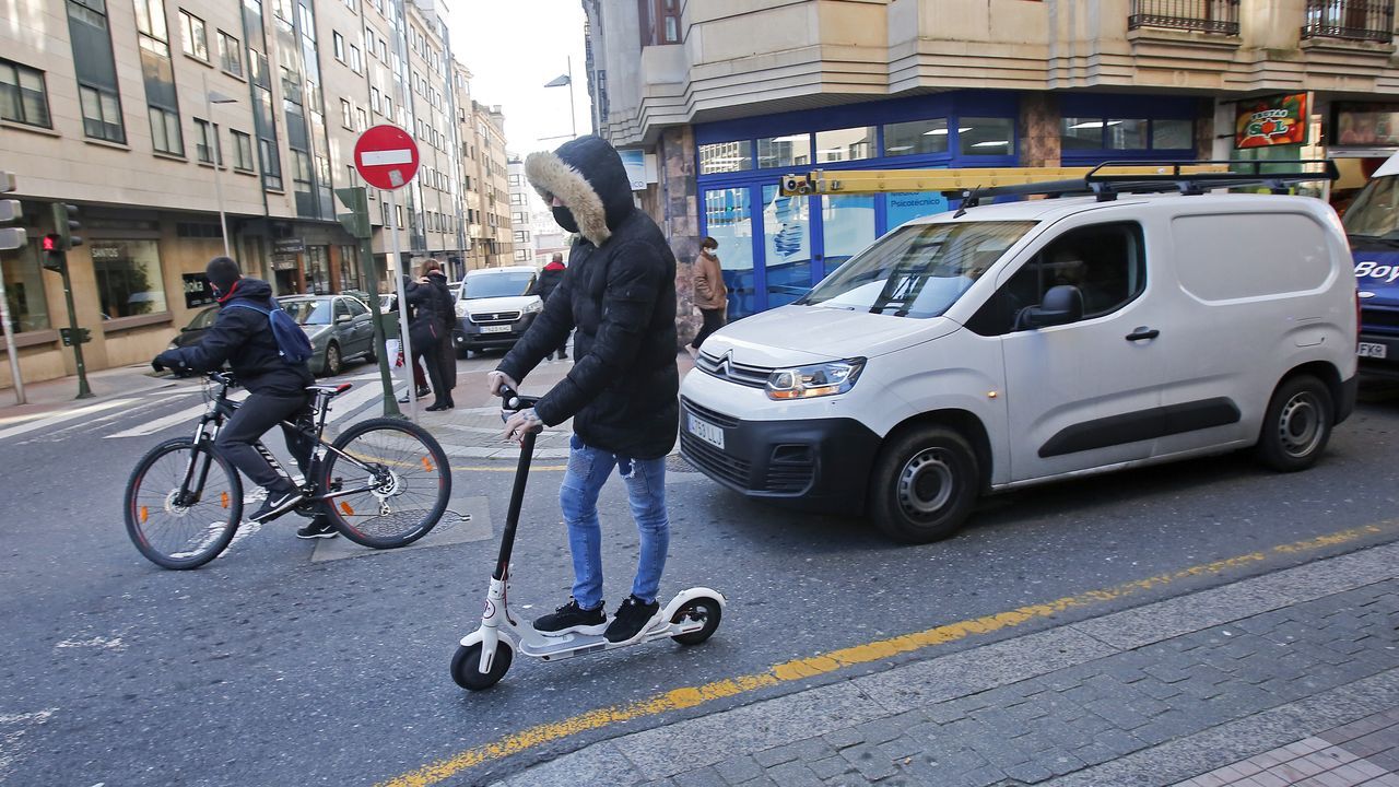 DESDE ENERO. La regulaci�n que aleja a los patinetes de las aceras est� en vigor desde el 2 de enero