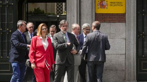Inés Herreros, de la Unión Progresista de Fiscales, y Juan José Carbonero, de la Asociación Profesional de la Magistratura, a las puertas del Ministerio de Justicia.