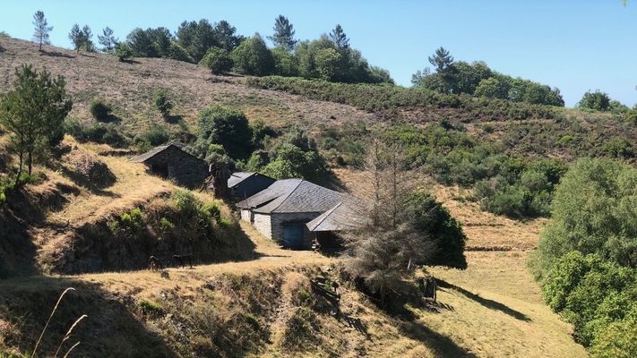 Una de las aldeas compradas en conjunto, en la Ribeira Sacra, con cinco casas, por 140.000 euros