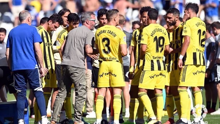 Los jugadores del Oviedo, durante una de las pausas de hidratación en el partido ant el Burgos