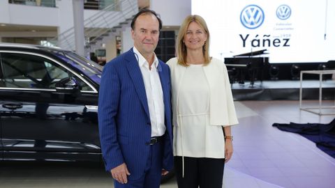El gerente de Yáñez Coruña, Pedro Ignacio De María Castellanos, y la directora general de Volkswagen España, Laura Ros.