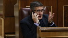El portavoz del PSOE en el Congreso, Patxi López, este miércoles, hablando por teléfono desde su escaño