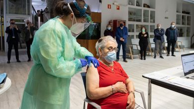 Nieves Cabo, una residente de 82 años de Santiago, hizo historia al convertirse en la primera vacunada contra el covid en Galicia. En la imagen, del domingo, 27 de diciembre, recibe la primera dosis de Pfizer