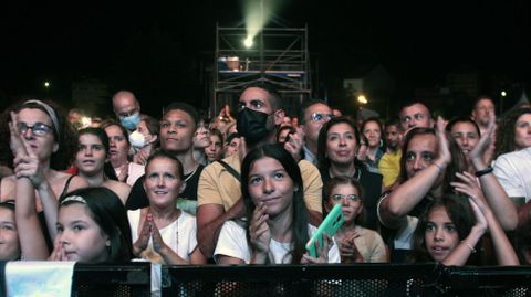 Público en las primeras filas en el concierto de Edurne en las fiestas de Monforte