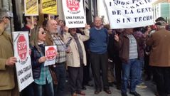 Stop Desahucios delante de la casa de Aurelia Rey y cortando el tr�fico de Padre Feijoo