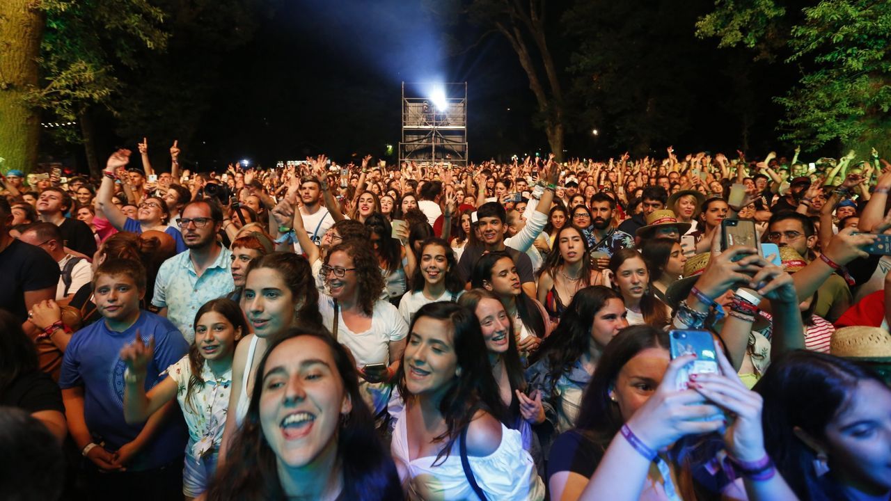 Labirinto De Breoghn.Mara del Carmen Gonzlez, Jos Manuel Baltar y Vctor Cobo, en uno de los lagos artificiales de Casaio, en Carballeda de Valdeorras