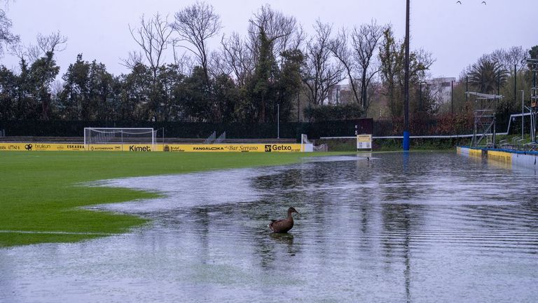 Suspendido el encuentro entre Arenas y Pontevedra por el anegamiento del césped de Fadura