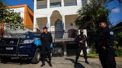 Agentes de polica custodian la sede de la OEA en Managua, cerrada por el Gobierno de Daniel Ortega