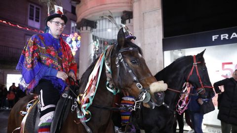 Felos de Maside, a caballo, en el desfile de entroidos tradicionales de Ourense.