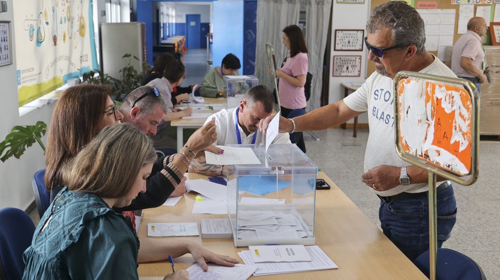 Votante depositando su sobre en una de las urnas habilitadas en el colegio electoral del Juan de Lngara el pasado domingo.