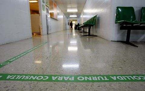En los hospitales -en la foto, el de Ourense- se programaron 4 millones de consultas en el 2013.