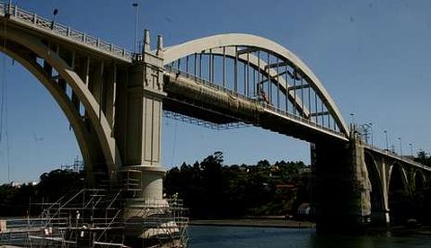 El puente de O Pedrido, cortado la ltima semana, presenta complejos andamiajes.
