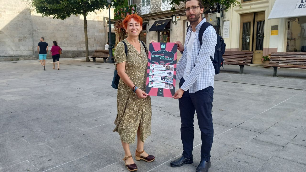 El concierto de Ana Mena en Monforte: las fotos de ella en el escenario y de quienesla estaban viendo.A concelleira de Cultura e o edil de Educacin presentaron o ciclo de vern