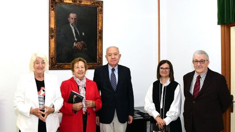 Familiares de Castro Blanco Cabeza, junto a la decana Mar Lorenzo y el profesor Anxo Serafín en el acto simbólico de la entrega de su retrato celebrada en la facultad de Ciencias de la Educación el jueves.