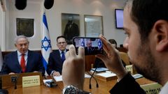 Un asesor del primer ministro, Benjamin Netanyahu, retransmite una de sus intervenciones a travs de Facebook