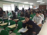 Alumnos, esta ma�ana, al comienzo de la prueba de historia o filosof�a en el Agra de Ra�ces de Cee