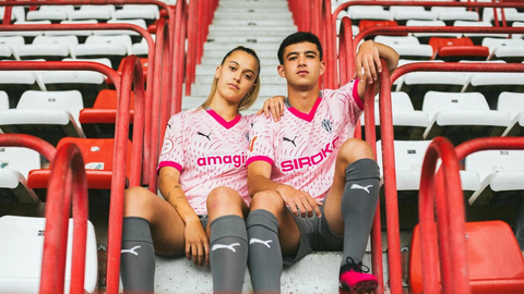 Ant�a Mayo y Nacho Mart�n con la nueva equipaci�n del Sporting