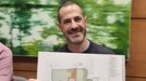 Cepi, alcalde de Siero, con los planos de la nueva ciudad deportiva del Real Oviedo