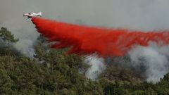 Medios aéreos trabajando sobre uno de los dos incendios activos en O Ribeiro