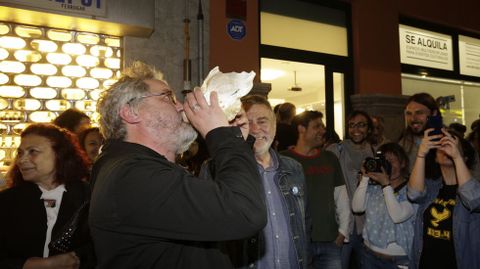 Manolo Rivas celebra el resultado de la Marea en A Coruña.