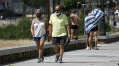 Gente paseando por el paseo por Ribeira, concello en el que no se han registrado positivos en las ltimas dos semanas