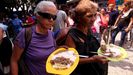 Ciudadanos venezolanos hacen fila para recibir una ración de comida en un comedor en Cúcuta (Colombia)