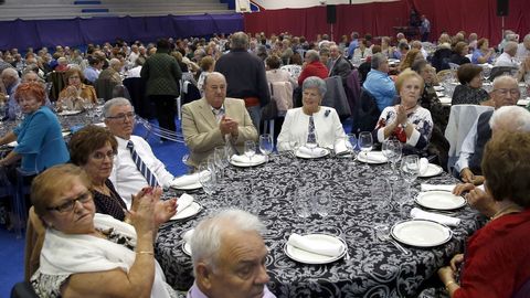  800 mayores acuden a comida de confraternidad concello de Boiro