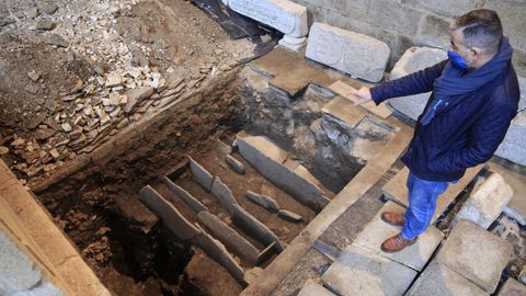 Lminas de pizarra de antiguas sepulturas en la cata donde se encontraron restos de un incendio