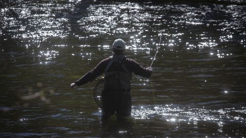 Pescador, en el ro Tambre, en la zona de Chain