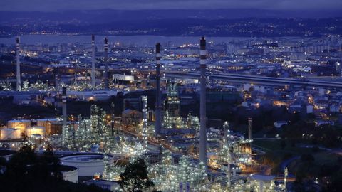 Vista nocturna de la planta de Repsol en A Coruña