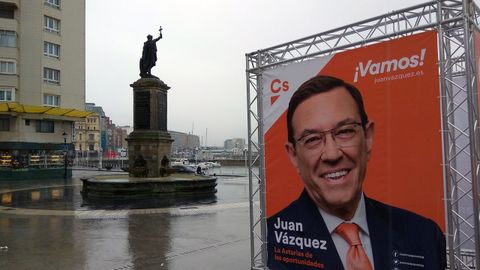 Cartel electoral de Ciudadanos, con el rostro de Juan Vzquez, situado junto a la estatua de Pelayo, en Gijn