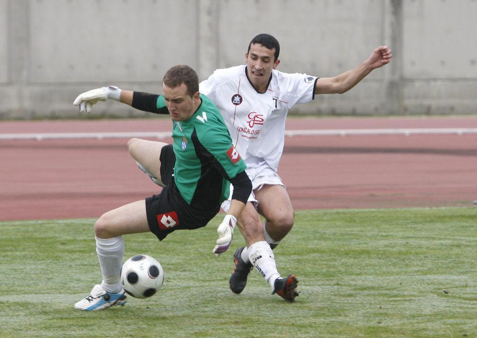 El delantero sarriano Marino, a la derecha, en su etapa como futbolista del Lemos. 