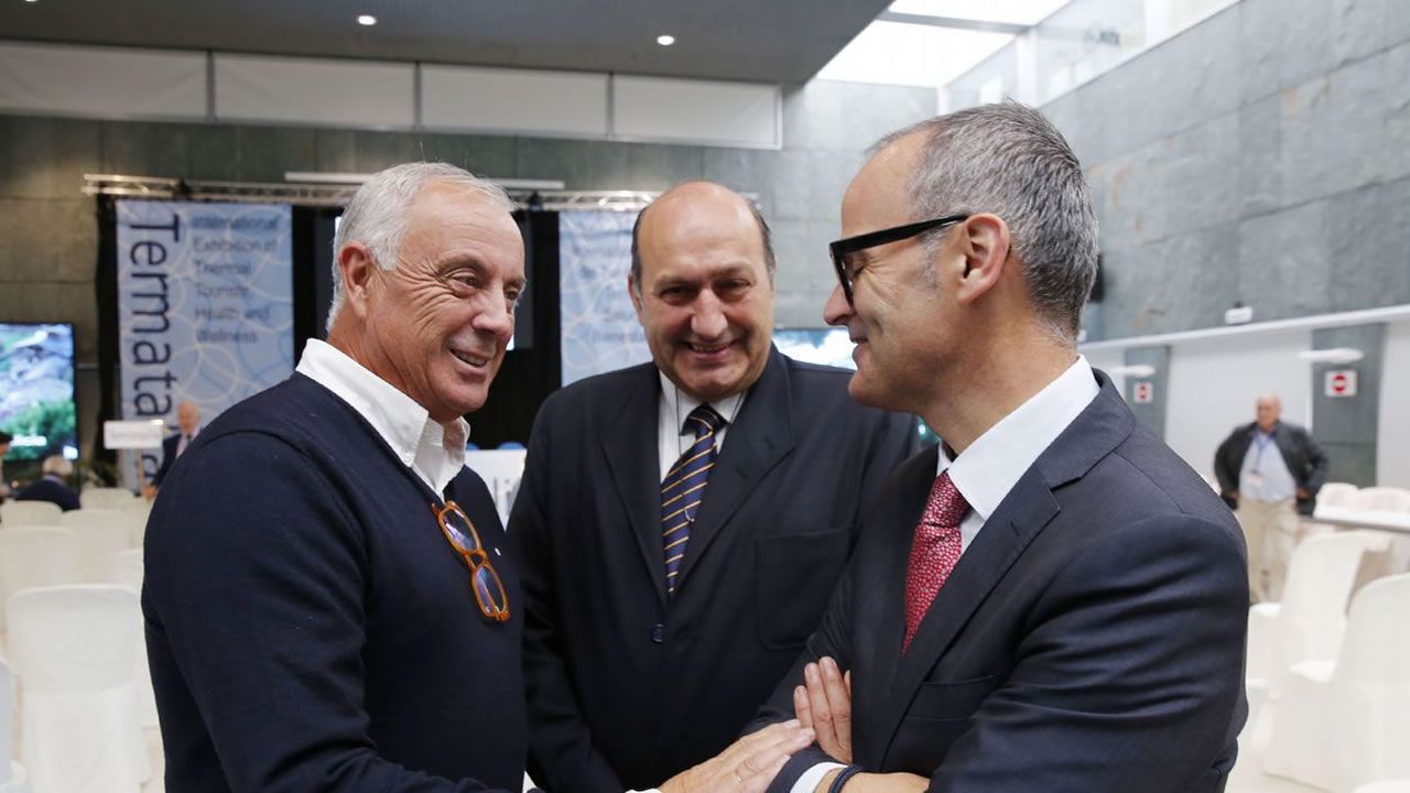 Pachi V�zquez dialoga con el alcalde de Ourense en presencia de Rogelio Mart�nez (centro)