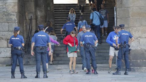 Policas nacionales en el Arco de Palacio, en la plaza del Obradoiro de Santiago