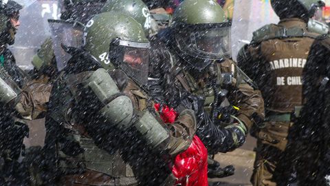 Policías detienen a un manifestante durante una jornada de protestas estudiantiles hoy en Santiago de Chile.