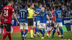 Santi Cazorla habla con Galech Azpeteguia durante el Real Oviedo-Mallorca