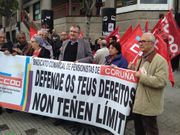 El secretario comarcal de CC.OO., Demetrio V�zquez, detr�s de la pancarta