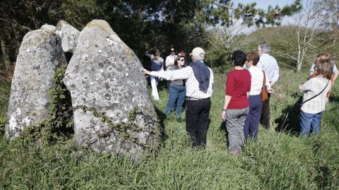 Una visita guiada al dolmen de Abume, en el municipio de O Saviao
