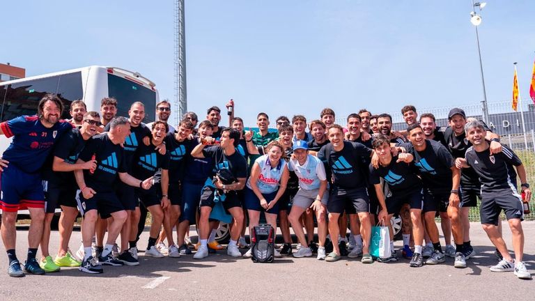 El ascenso del Compostela, regalo de boda anticipado para Benjamín y Lara